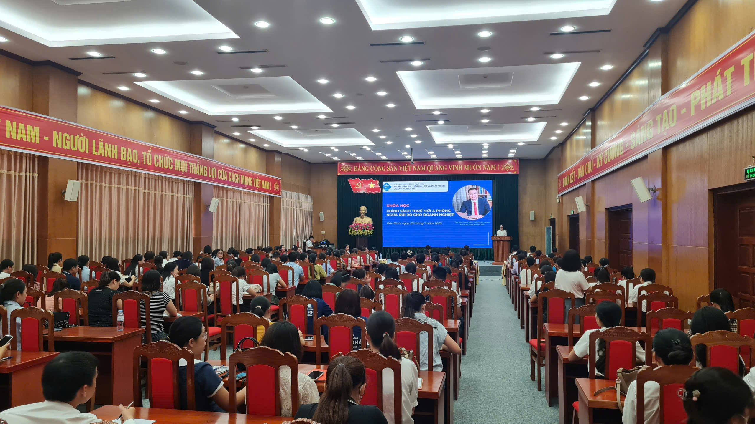 Khóa đào tạo “Quản trị doanh nghiệp cơ bản – Chính sách thuế mới và phòng ngừa rủi ro thuế cho doanh nghiệp”